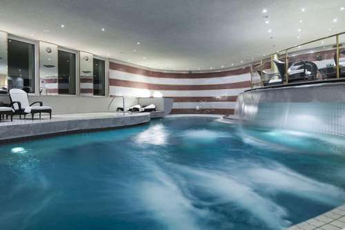 Großer Indoor Pool mit Wasserfall