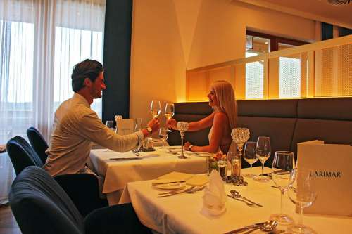 Ein junges Pärchen geniesst ein romantisches Dinner im neugestalteten Hotelrestaurant