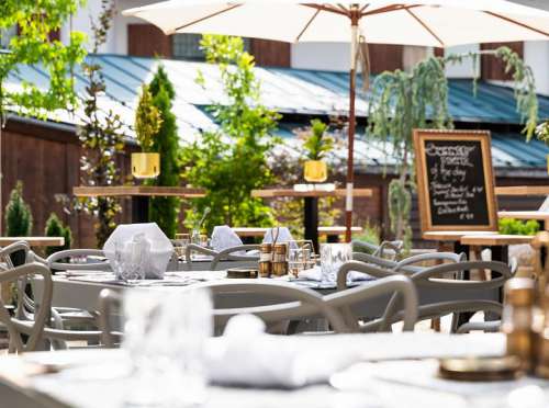 Kulinarik unter freiem Himmel auf der Restaurantterrasse
