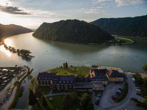 Luftansicht des Hotel Donauschlinge und Umgebung