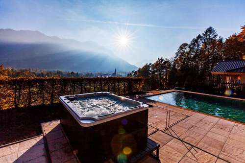 Outdoor-Whirlpool im Sommer