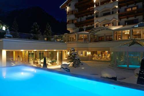 Outdoorpools im Winter bei Nacht