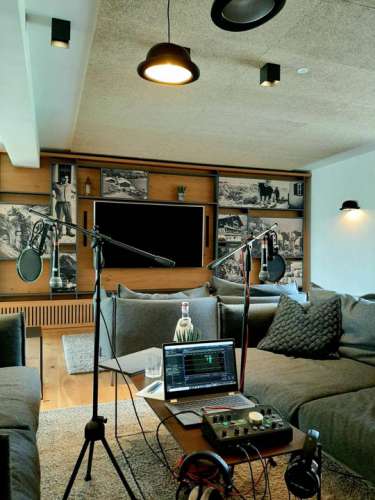 Podcast in der Bowlers Hat Bar - Mikrofon, Laptop und Mischpult als professionelles Setup