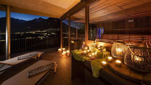 Private Wine Sauna Night, im Hintergrund die Silhouette der Berge