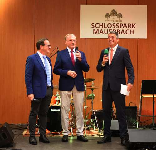 Schlosspark Mauerbach GF Dr.Schnabl und Hausherr Dr.Kaes auf der Bühne