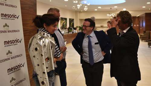 Schlosspark Mauerbach GF Dr.Schnabl im Gespräch mit Gästen des Jubiläumsevents