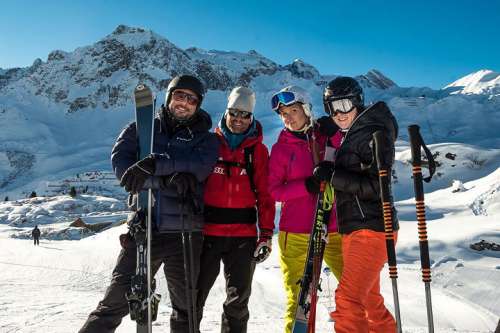 Skispaß am Arlberg - 4 SchifahrerInnen vor prächtiger Bergkulisse