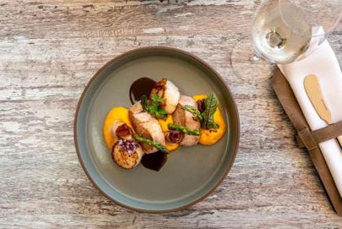 Ein Teller mit Surf&Turf mit Jakobsmuscheln