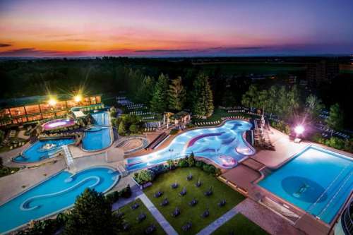 Traumhafter Blick auf die Johannesbad-Therme bei Nacht