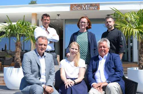 Übergabe Lebenswerk vorne GF Joe Gelbmann, Dir. V. Rendl, KR Bert Jandl, hinten F&B Manager & stellv. Dir. R. Leitner, Finanzdir. K. Unger, Küchendir. M. Graf