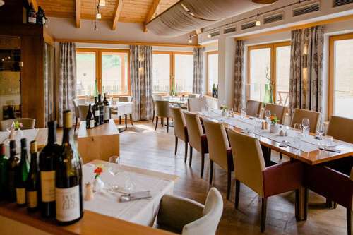 Viele Flaschen Wein stehen bereit für eine Weinverkostung im Hotel
