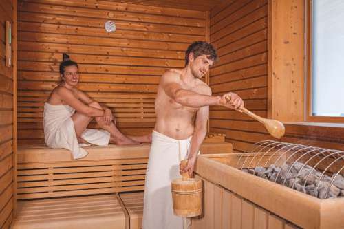 Wohltuender Saunaaufguss im Das Walchsee Aktivresort