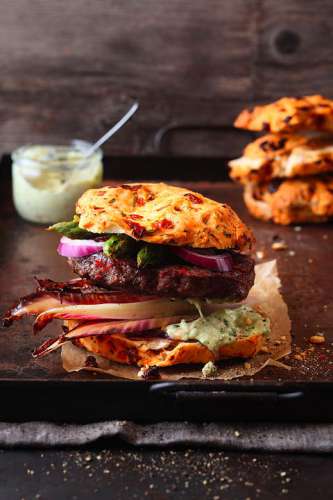 Ein köstlich aussehender California Burger Radiccio, Zwiebel, grünem Spargel garniert und Avocadomayonnaise