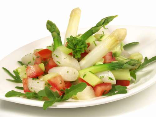 SPargelsalat mit weissen und grünem Spargel, Tomaten und Ruccula
