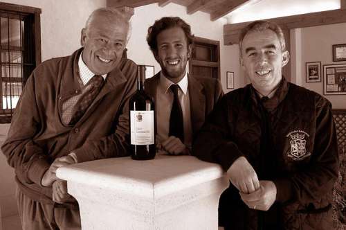 Das Team um eine Flasche San Leonardo