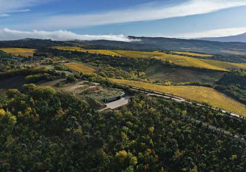 Panoramabild aus der Luft von Montalcino, in der Mitte Tenuta Luce
