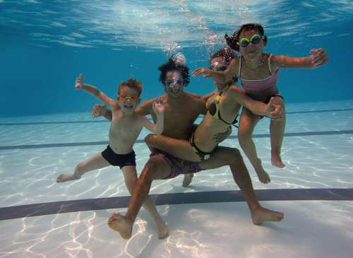 Eine Familie ist unter Wasser abgetaucht