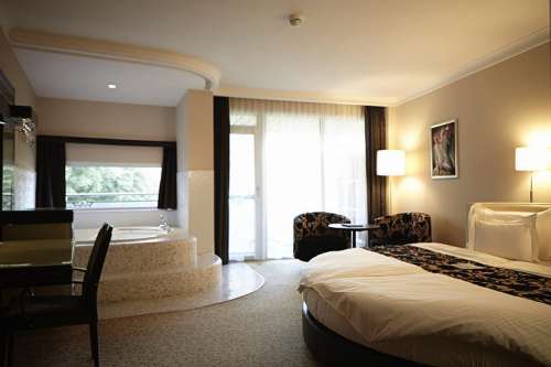 Blick in eine Suite mit extra-grosser Badewanne