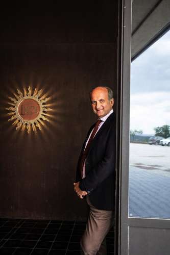 Marchese Lamberto Frescobaldi vor dem Luce Logo